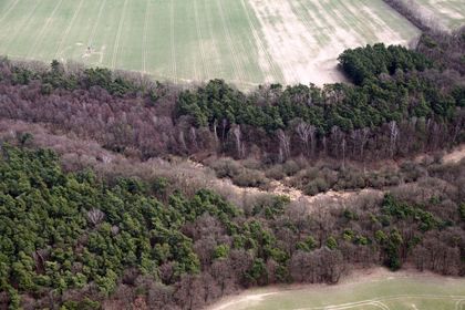Auf dem Luftbild ist die schmale Rinne des Sutschketals inmitten von Feldern gut zu erkennen. 